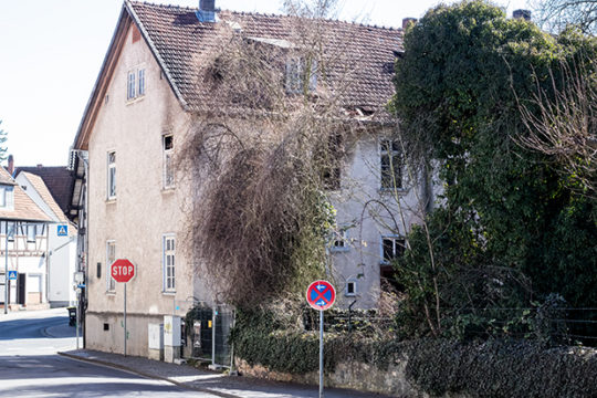 Ansicht von hinten: Schon vor dem Brand vor wenigen Wochen hätte das baufällige aber denkmalgeschützte Gebäude abgerissen werden dürfen. Foto: cdl