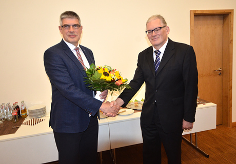 Wahlverlierer Friedel Kappes (rechts) gratuliert dem alten und neuen Landrat Manfred Görig. Foto: jal