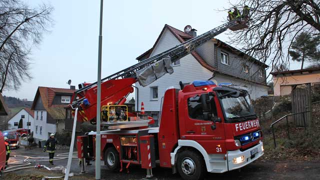 Drehleiter ausgefahren vor einem Haus