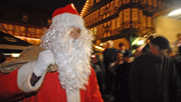 Nikolaus auf dem Weihnachtsmarkt