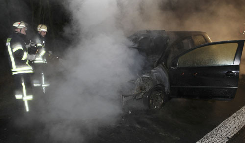 Ausgebrannt: Die Alsfelder Feuerwehr löscht den in Brand geratenen Wagen auf der A5. Foto: privat