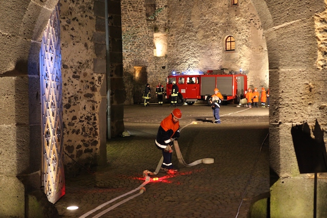 Mission erfolgreich: Die Jugendfeuerwehr Romrod löste ihre Nominierung im Schlosshof ein. Fotos: privat