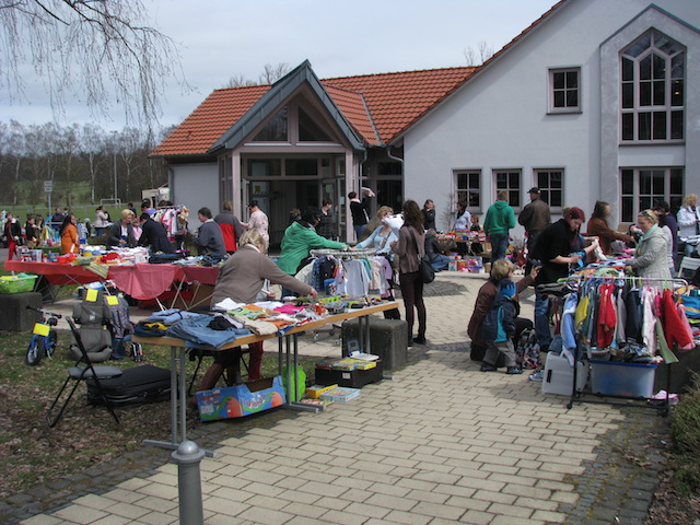 Viele bunte Tische: Der Flohmarkt des Mehrgenerationenhauses in Romrod im vergangenen Jahr. Foto: privat