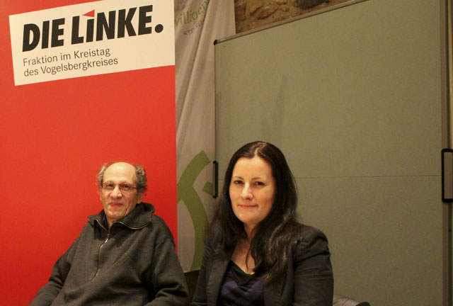 Besuch aus der Landeshauptstadt: Michael Riese, Kreistagsabgeordneter der Linken, sitzt bei dem Neujahrsempfang in Alsfeld neben Janine Wissler. Foto: Gonder