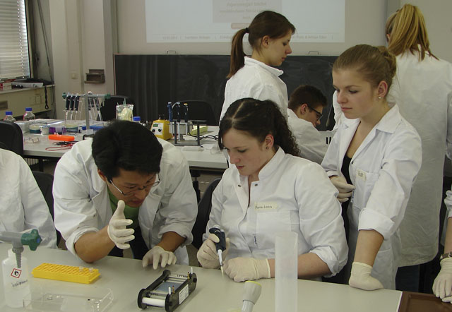 Die ersten Versuche im Labor: Ein Student der TU Darmstadt (links) erklärt Schülerinnen der ASS den Umgang mit den Werkzeugen eines Biologen. Die ersten Versuche im Labor: Ein Student der TU Darmstadt (links) erklärt Schülerinnen der ASS den Umgang mit den Werkzeugen eines Biologen. Foto: privat
