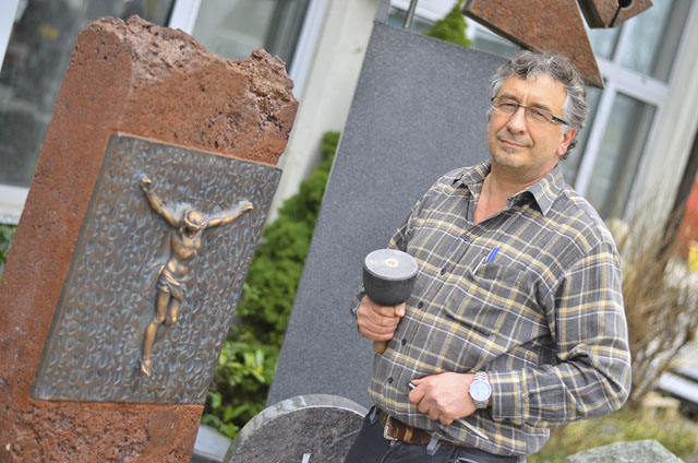 Setzt auf neue Formen, Materialien und eigene Ideen: Steinmetz Gunther Schmalz aus Lauterbach. Wer in Zukunft noch Grabsteine kauft, will etwas individuelles, sagt er. Fotos: Auel