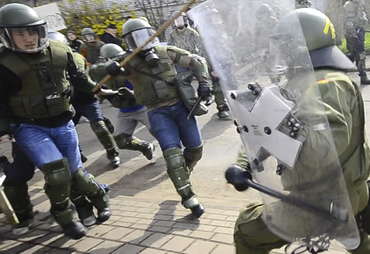 Auf in den Nahkampf: Die deutschen Soldaten kommen von rechts und versuchen die Demonstranten zurückzudrängen. Aus Sicherheitsgründen sind die Soldaten, die meim Manöver in Wallenrod diesmal die Gegenseite mimen, fast genau so gut geschützt wie ihre Kollegen in Uniform. Fotos: Auel