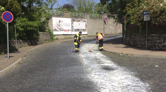 Säubern die schmierige Straße: Feuerwehrleute bekämpfen in der Nähe des Bahnhofs die 1000 Meter lange Ölspur. Foto: privat