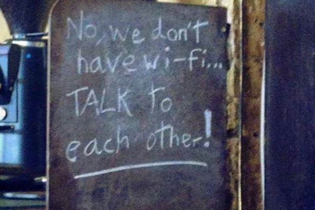Quatschen erwünscht: "Wir haben kein WLAN - redet miteinander!" steht auf diesem Schild vor einem Restaurant. Eine Aufforderung an die Gäste, ihre Handys mal bei Seite zu legen. Foto: justdubrovnik.com