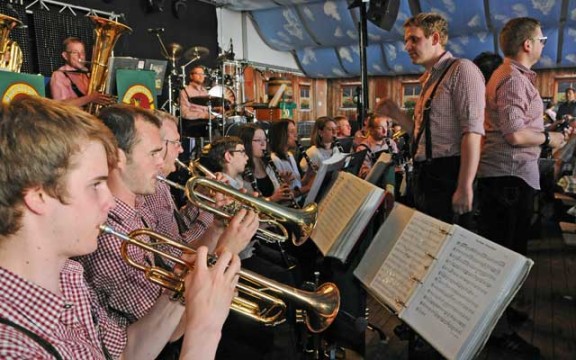 Blick zu den Musikanten im Pfingstmarkt-Festzelt 2014. 