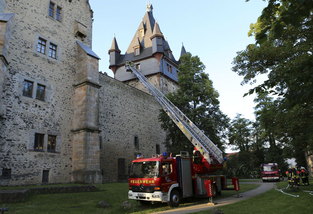 Weg frei: Die Drehleiter der Feuerwehr steht am Kanzleiturm des Romröder Schlosses. Foto: privat