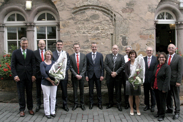 300 Jahre Dienst bei der Sparkasse: Die geehrten Mitglieder und der Vorstand posieren für ein Foto. Bild: privat