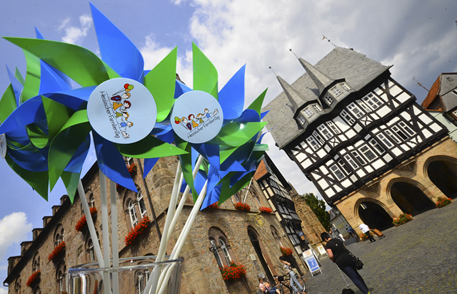 Großes Event in Alsfeld: Windmühlen mit dem Logo des Hessischen Familientages vor dem Alsfelder Rathaus. 2015 kommt das Fest nach Oberhessen. Um die 16 000 Bescher werden erwartet. Fotos: jal