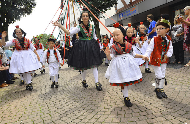 Dürfen bei einem Fest in der Schwalm nicht fehlen: Die bekannten Schwälmer Trachten gab es natürlich auf beim Hutzel-Kirmes-Umzug zu bestaunen. Alle Fotos: jal