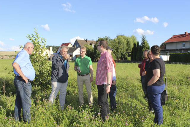 Ortstermin: Vertreter der Lauterbacher CDU im Gespräch mit Anwohnern des Wohngebiets Hohe Stube. Im Juni wurden die Häuser hier erstmals durch ein Hochwasser bedroht. Foto: CDU Lauterbach