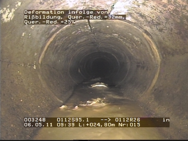 So sieht es in dem Kanal aus: Das Bild hat ein Kamera-Roboter aufgenommen. Man kann gut Erkennen: Das Rohr ist verformt und hat Risse. Foto: Stadtwerke Alsfeld