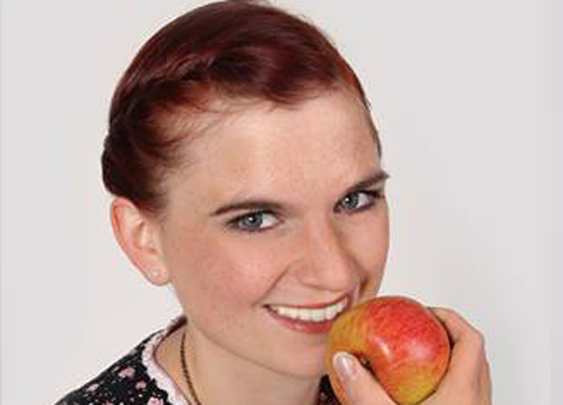 Königsporträt: Die Romröder Apfelkönigin Julia I. ruft zur Apfel-Ernte im Schlosspark auf. Foto: Fotostudio Hohl/Facebookseite der Apfelkönigin