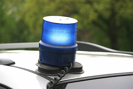 Falscher Polizist trifft auf richtige: Ein Mann hat sein Auto in Kassel in einen zivilen Streifenwagen verwandelt. Symbolbild: Polizei