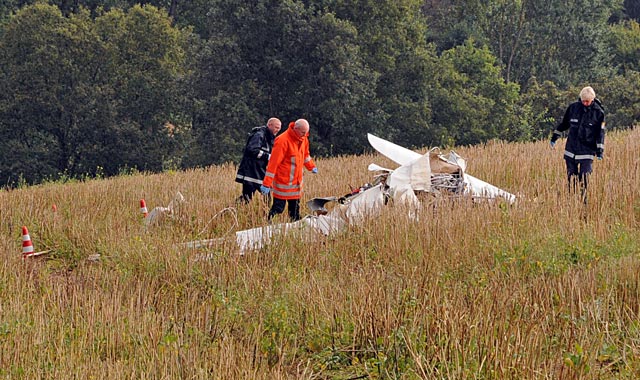 Nur ein Wrackteil: Dieses Stück vom Flugzeug lag direkt am Ortsrand von Nausis. Polizei und Feuerwehrleute bewachen die Absturzstelle. Foto: aep