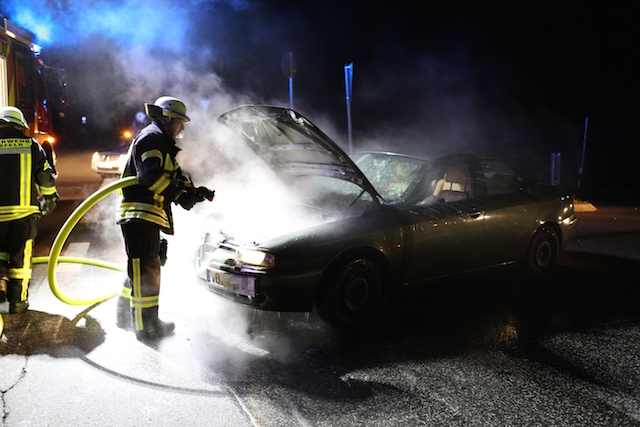 Glück gehabt: Die Feuerwehr konnte den Brand in dem Auto bei der A5 noch in der Entstehungsphase bekämpfen. Foto: privat