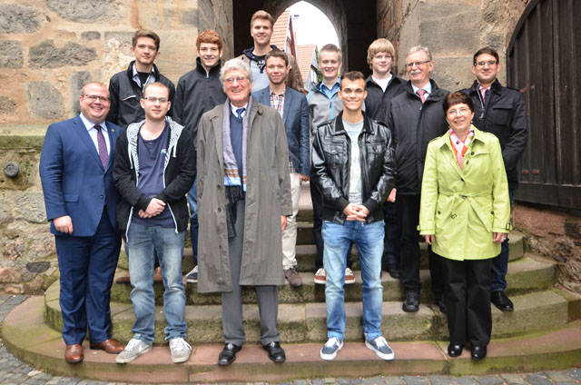 Geistreicher Besuch: Bürgermeister Stephan Paule begrüßte Gewinner des Jugend forscht Wettbewerbs. Zudem sind zu zu sehen Dr. Bert Rauscher, Chef der Friedrichs Stiftung, Immo Decker, Geschäftsführer der Hartmann GmbH und Elisabeth Weisbach, Prokuristin bei den Karosserie-Experten. Fotos: jal