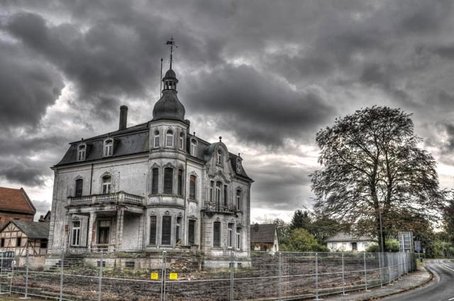 Dominant an der Straße nach Altenburg: die Villa Raab in Alsfeld. Bald könnte auf dem angrenzenden Gelände ein Hotel entstehen. Archivfoto: aep