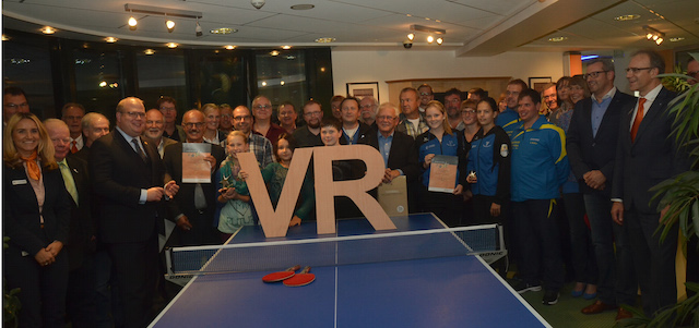 Engagement ausgezeichnet: Die Gewinner der Sterne des Sports, Alsfelds Bürgermeister Stephan Paule und Vertreter der VR-Bank posieren gemeinsam fürs Gruppenbild. Foto: VR-Bank