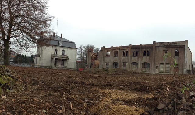 Ein Blick ins Archiv: Das Gelände der Villa Raab im November 2014. Die Fabrik-Ruine ist inzwischen abgerissen. Auf ihrem Platz könnte bald ein Hotel entstehen.