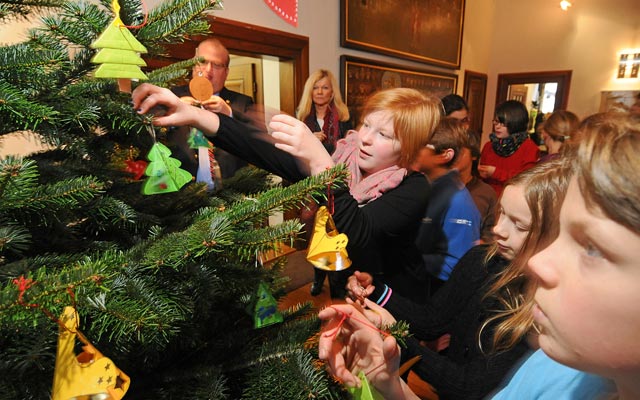 Wenn möglich, bitte grün: Der NABU rät dazu, möglichst umweltschonend gezüchtete Weihnachtsbäume zu kaufen. Unser Archivbild zeigt Kinder der Gerhart-Hauptmann-Schule behängen, wie sie den Weihnachtsbaum im Foyer des Alsfelder Rathauses behängen. Foto: aep