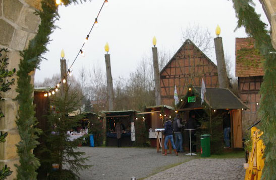 Das ist neu: Vier große Holzkerzen thronen über dem Grebenauer Weihnachtsmarkt. Fotos: bl