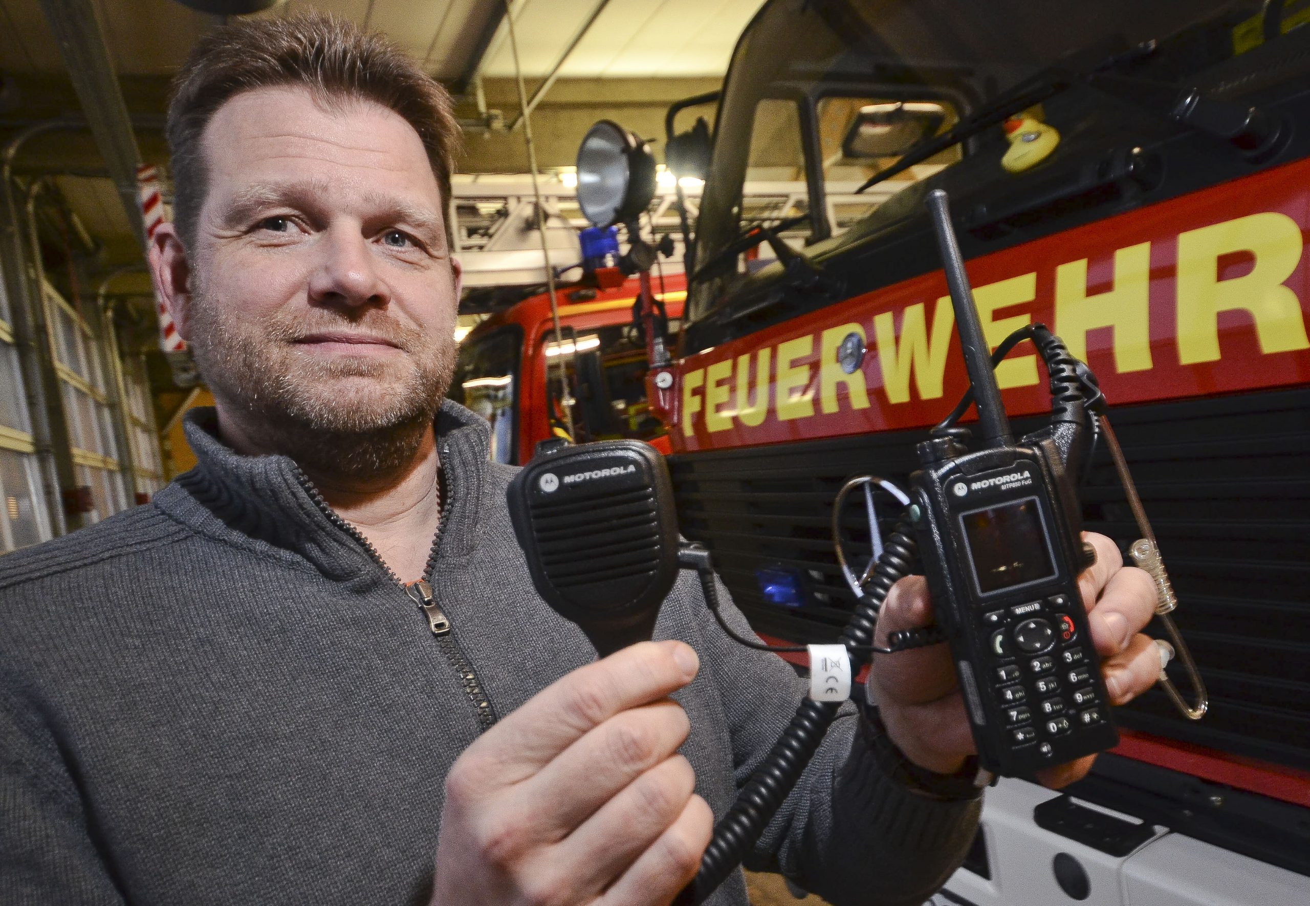 Neue Technik in der Hand: Alsfelds Stadtbrandinspektor Michael Eilts präsentiert ein digitales Funkgerät. Fotos: jal