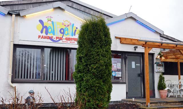 Hier kommen vorerst keine Flüchtlinge rein: Der Eingang der ehemaligen Spiellandschaft Halligalli in Alsfeld. Jetzt soll die Halle für eine "familienfreundliche Nutzung" saniert werden. Archivfoto: aep