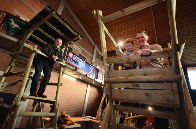 Perfekter Ausblick: Onkel, Vater und Sohn auf zwei Hochsitzen in der Hessenhalle. Fotos: jal