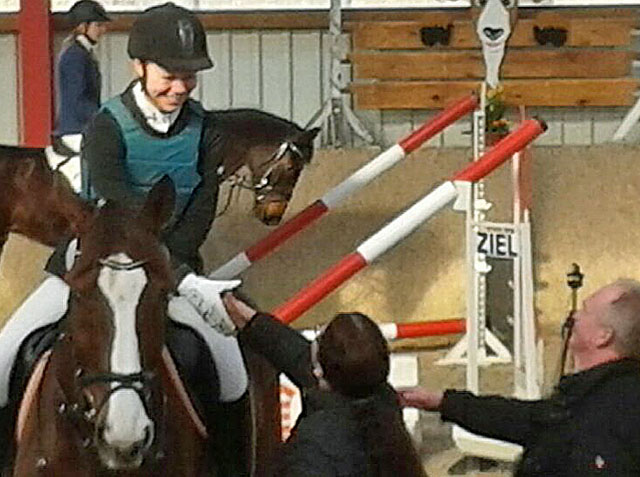 Glückwunsch zum siebten Platz: Isabel Hartmann auf "Elisco" nimmt ihre Auszeichnung entgegen. Fotos: Reitsportgemeinschaft