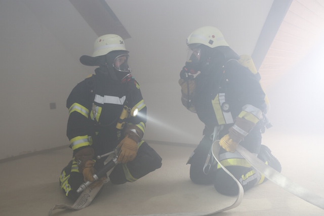 Menschenrettung bei schlechter Sicht: Die Feuerwehr Leusel übte in einem eingenebelten Haus. Fotos: privat