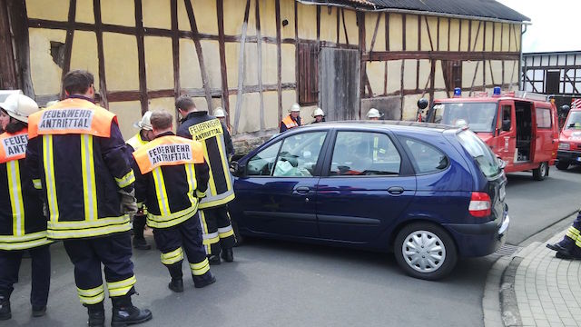 Unfall in Ohmes: Ein 90-Jähriger ist mit seinem Auto in eine Scheune gekracht. Foto: privat.