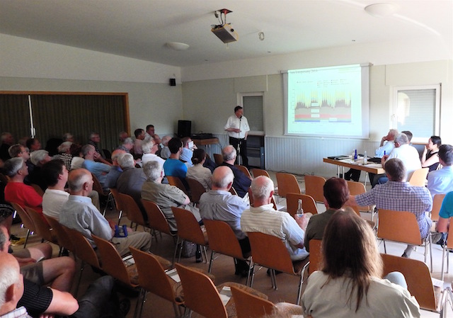 Kritischer Vortrag zum Thema Windkraft: Zur Info-Veranstaltung des Vereins Schöner Ausblick kamen 70 Zuhörer nach Berfa. Foto: privat/Anke Decher-Wahby