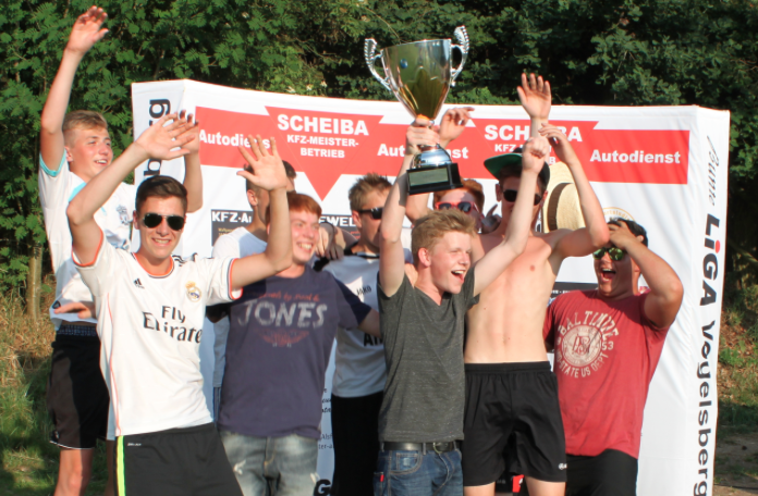 Freuen sich über den Finaleinzug: Die Ultras Altenburg. Fotos: Bunte Liga Vogelsberg