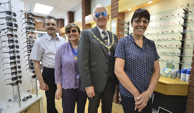 Coole Pose: Links und rechts zwei Angestellte eines Brillen-Shops. In der Mitte Bürgermeister Mike Ryan und seine Frau Lyn. Die goldene Kette verrät jedem, welches Amt er inne hat. Fotos: jal