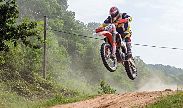 Tragischer Unfall: In Hofgeismar ist ein Motorradfahrer auf einer Cross-Strecke tödlich verunglückt. Symbolbild: Archiv/aep.