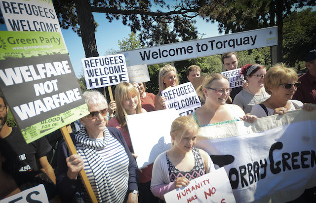 Protestieren für mehr Flüchtlinge: Ungefähr 40 Demonstranten skandierten im Englischen Torquay für eine bessere Asylpolitik. Fotos: jal