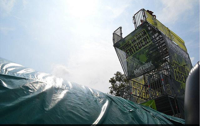 Nervenkitzel für Mutige: der Free Fall-Tower auf dem Hoherodskopf. Ein 12-jähriges Mädchen aus Fulda ist nach einem Unfall auf dem Turm nun verstorben. Foto: osthessen-news