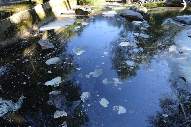 Beschäftigt gerade Experten des RP: Der Ölfilm mit Bindemittel auf der Schwalm in Alsfeld. Foto: privat