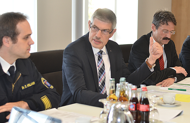 Koordinieren die Unterbringung der Flüchtlinge im Landkreis: Brandinspektor Dr. Sven Holland, Landrat Manfred Görig und Siegfried Simon, Leiter des Amts für Aufsichts- und Ordnungsangelegenheiten des Kreises bei der Pressekonferenz. Fotos: jal