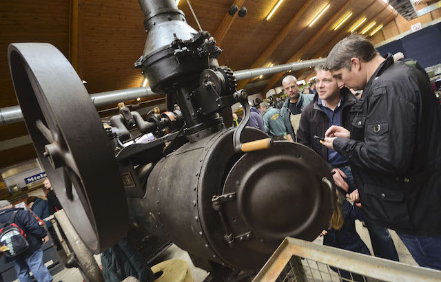 Alt, Kult, faszinierend: Tausende Besucher kamen am Wochenende in die Hessenhalle, um historische Landmaschinen zu bewundern.