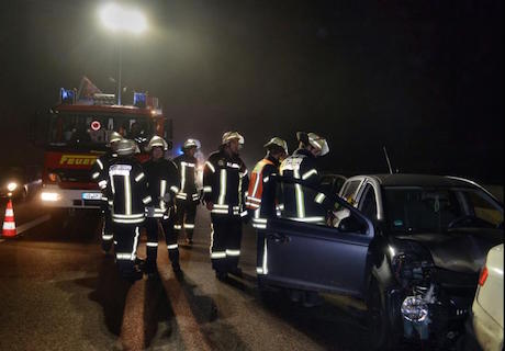 Die Feuerwehr im Einsatz: Bergungsarbeiten auf der A5, nachdem im Nebel vier Autos aufeinander gekracht sind. Foto: privat