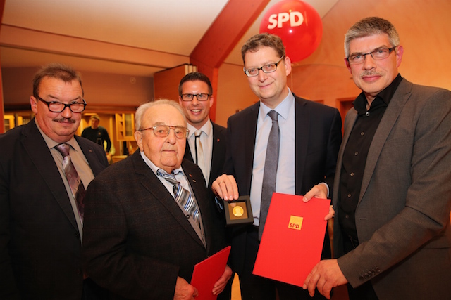 Hoche Auszeichnung für Bürgermeister a.D. Max Haika (vorne links): Er bekam die Willy-Brandt-Medaille überreicht. Weiter sind auf dem Bild SPD-Bürgermeisterkandiat Joachim Lubrich, SPD-Unterbzeirksvorsitzender Swen Bastian, SPD-Landesvorsitzender Thorsten Schäfer-Gümbel und Landrat Manfred Görig. Fotos: privat
