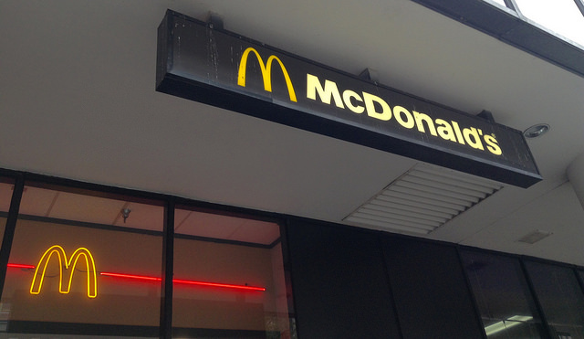 Großer Polizeieinsatz: In einem Kasseler McDonald's gab es eine Schlägerei mit gut 80 Beteiligten. Symbolfoto: McDonald's by Mike Mozart CC by 2.0