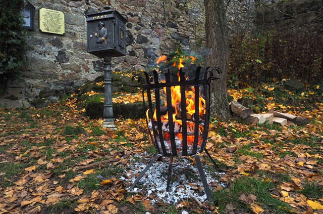 Feuerkörbe sollen es gemütlich machen: Die Homberger wollen mit einem Fest auf dem Schloss die Flüchtlinge in ihrer Stadt Willkommen heißen. Foto: Stadt Romrod