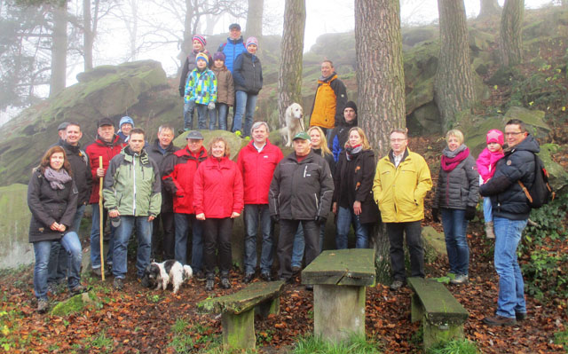 Gruppenfoto am Ziel: Die Wandergruppe der SPD an den "dicken Steinen". Foto: SPD